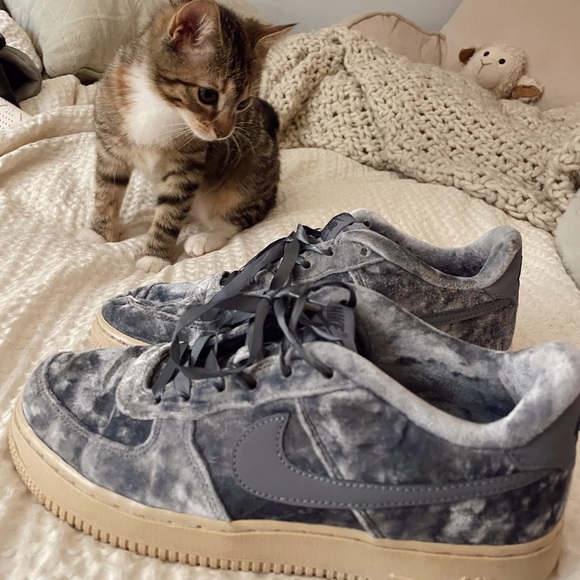 Nike Girls Air Force 1 Lv8 Size 6.5. Dark Sky blue ~ velour 84 ~ - Picture 3 of 3